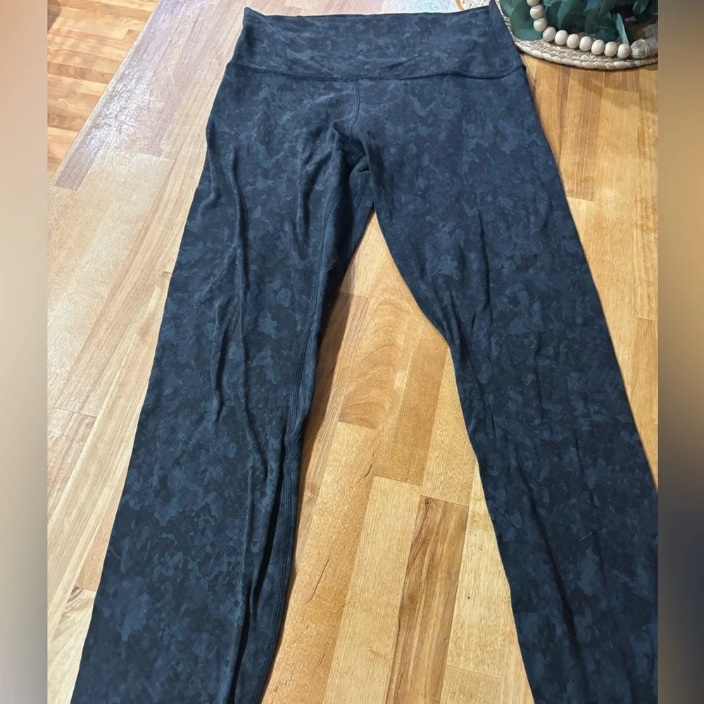 lululemon athletica Black Tonal Pattern Leggings - size 8 (28 inch) - Picture 2 of 4